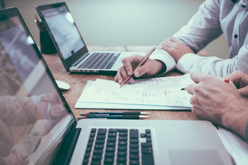 Professionnels en réunion de travail